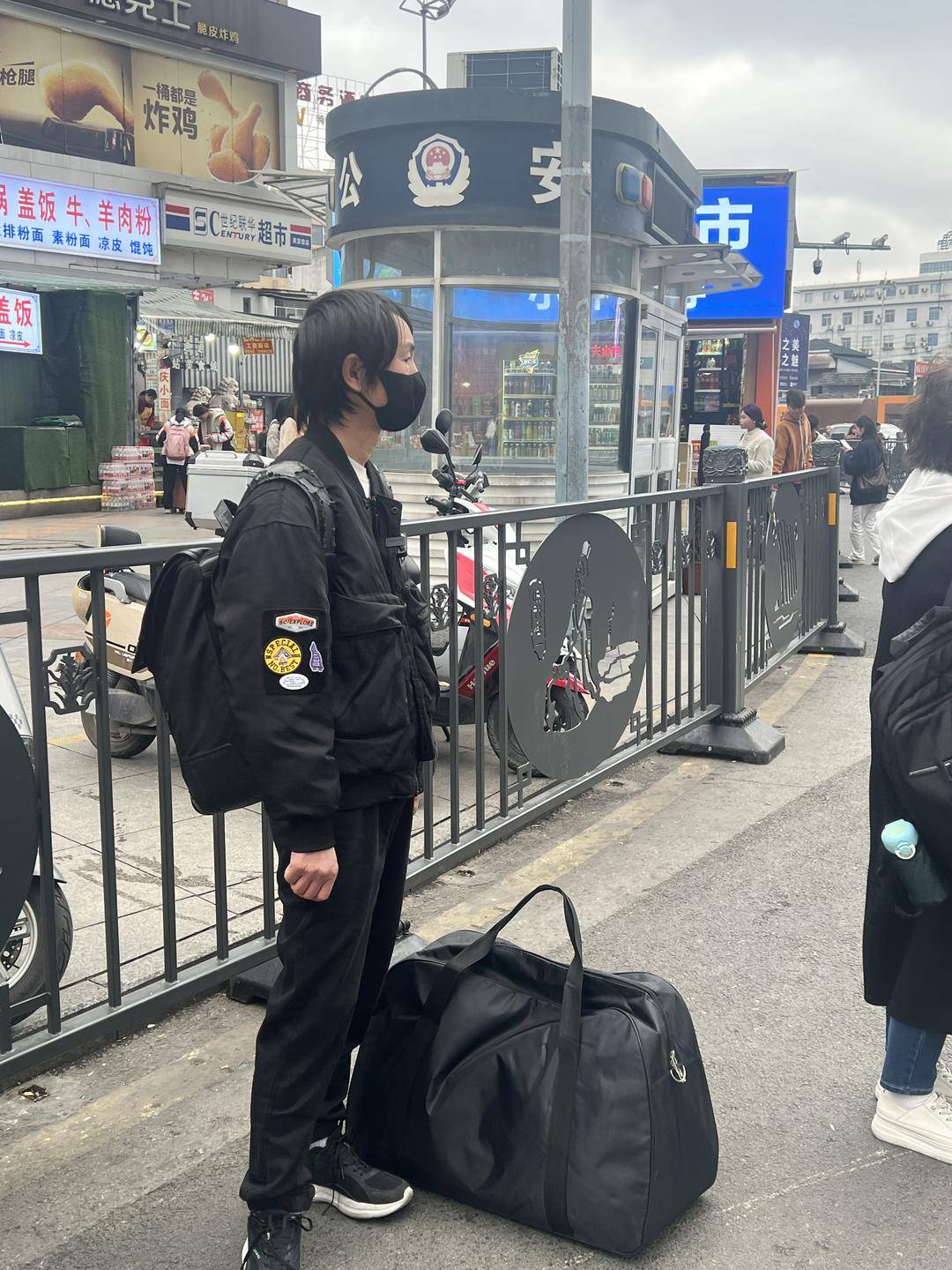 庞麦郎公开巡演后贵阳开唱，现场仅9位观众 本人：喜欢音乐渴望舞台所以复出