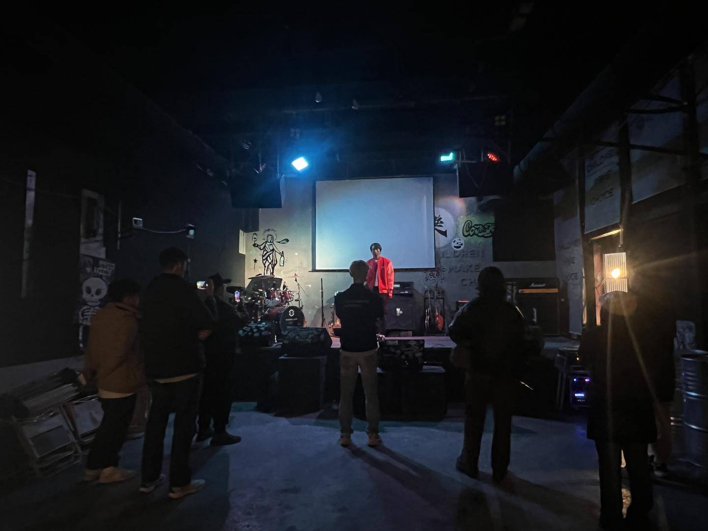 庞麦郎公开巡演后贵阳开唱，现场仅9位观众 本人：喜欢音乐渴望舞台所以复出