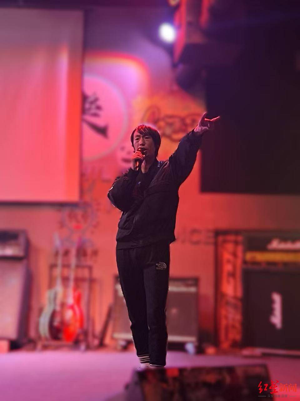 庞麦郎公开巡演后贵阳开唱，现场仅9位观众 本人：喜欢音乐渴望舞台所以复出